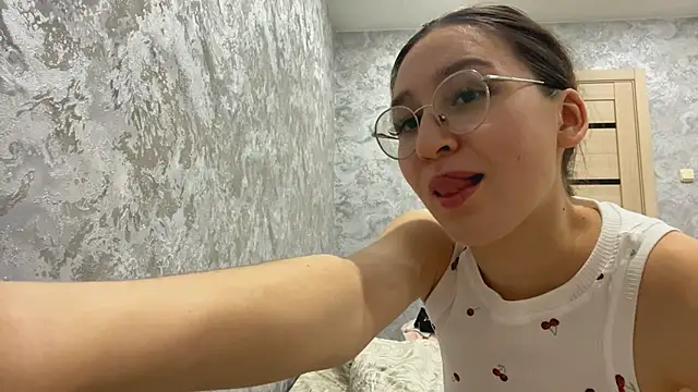 Snapshot of SofiYong chatting on 11-07-25, 04:07 SofiYong online show from 11-07-25, 04:07