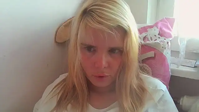 Snapshot of HornyElena chatting on 06-08-26, 03:34 HornyElena online show from 06-08-26, 03:34