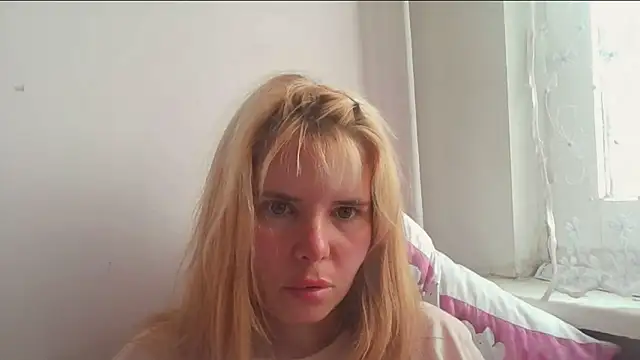 Snapshot of HornyElena chatting on 06-10-26, 03:22 HornyElena online show from 06-10-26, 03:22