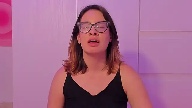 Snapshot of maddie_walton chatting on 11-19-25, 04:45 maddie walton online show from 11-19-25, 04:45