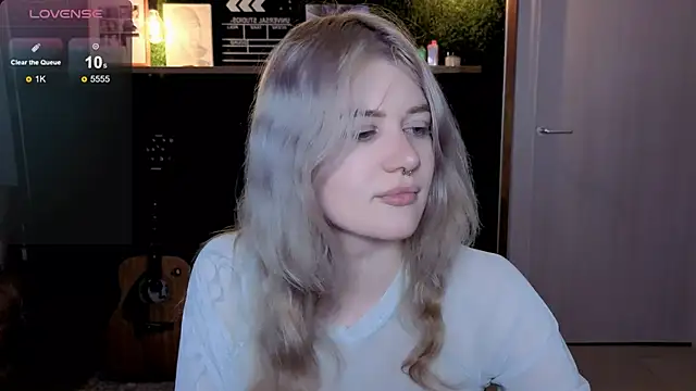Snapshot of eshleeygreen chatting on 06-18-26, 12:55 eshleeygreen online show from 06-18-26, 12:55