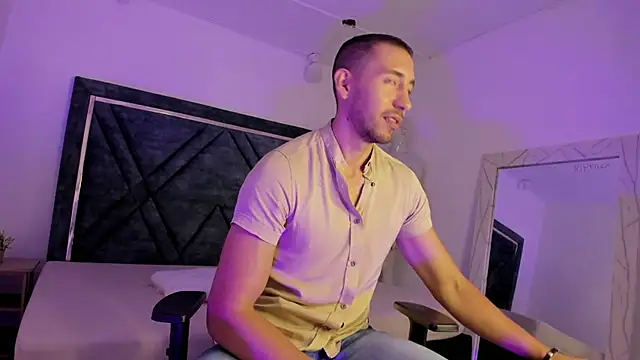 Snapshot of ElianReed chatting on 11-10-25, 01:21 ElianReed online show from 11-10-25, 01:21