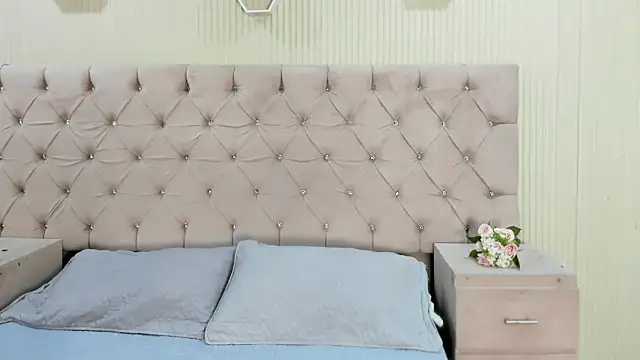 ZarinaWynne online show from 06-10-26, 01:21