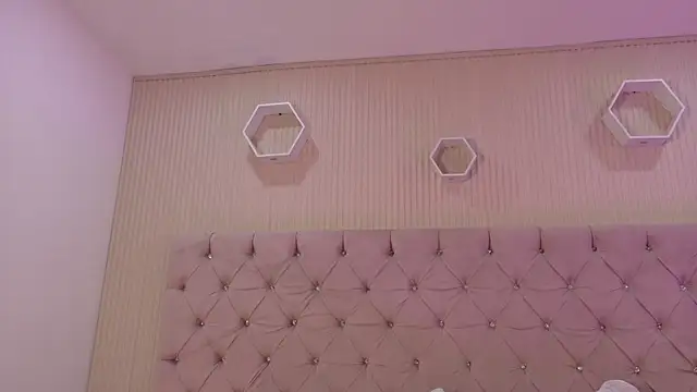 ZarinaWynne online show from 07-17-26, 01:51