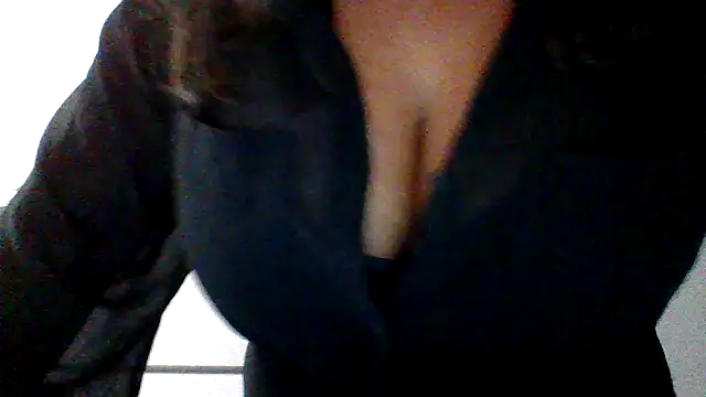 Snapshot of cleo094 chatting on 11-17-25, 02:28 cleo094 online show from 11-17-25, 02:28