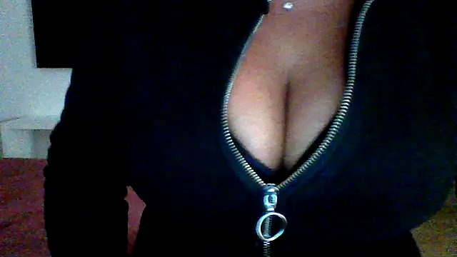 Snapshot of cleo094 chatting on 11-22-25, 01:37 cleo094 online show from 11-22-25, 01:37