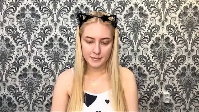 PhebeHals online show from 11-22-25, 01:21