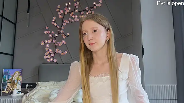 Snapshot of MiraJuicyJune chatting on 05-29-26, 04:32 MiraJuicyJune online show from 05-29-26, 04:32