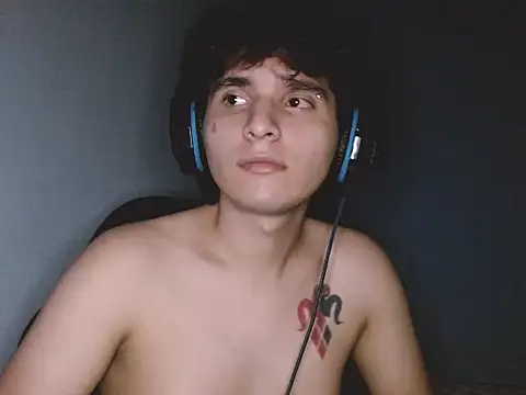 Snapshot of suggarboy03 chatting on 11-09-25, 02:43 suggarboy03 online show from 11-09-25, 02:43