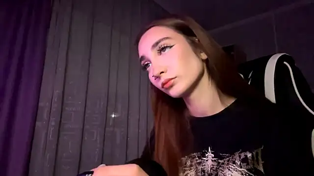 Snapshot of HollyPaw chatting on 11-08-25, 07:45 HollyPaw online show from 11-08-25, 07:45