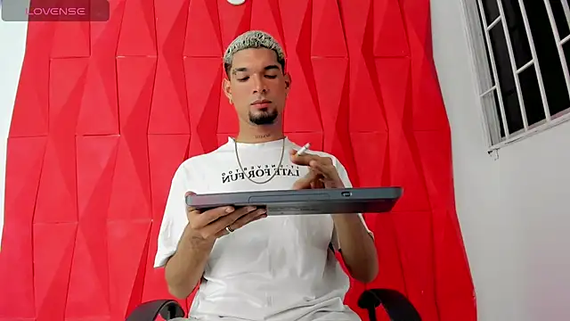 Snapshot of Carlitos_sexy chatting on 11-12-25, 03:40 Carlitos sexy online show from 11-12-25, 03:40