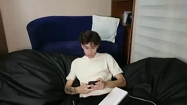 Snapshot of Derekswan chatting on 11-11-25, 02:00 Derekswan online show from 11-11-25, 02:00