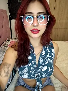 Snapshot of Sarah_Lark- chatting on 11-12-25, 01:06 Sarah Lark- online show from 11-12-25, 01:06