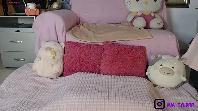 Mia Tylorr online show from 11-18-25, 09:19