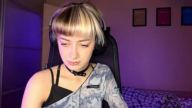 EmilySkyline online show from 11-22-25, 05:17