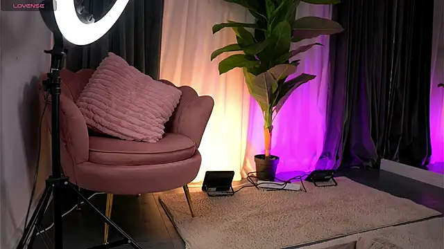 Snapshot of WendyyLuv chatting on 06-19-26, 08:23 WendyyLuv online show from 06-19-26, 08:23