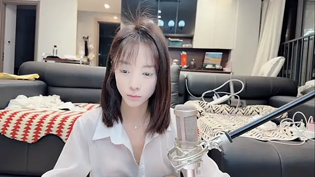 Snapshot of Butterbear chatting on 04-08-26, 12:38 Butterbear online show from 04-08-26, 12:38