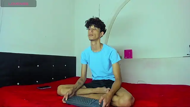 kaiborman00 online show from 04-21-26, 03:02