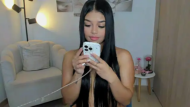 Snapshot of haileyflorez_ chatting on 05-02-26, 04:45 haileyflorez online show from 05-02-26, 04:45