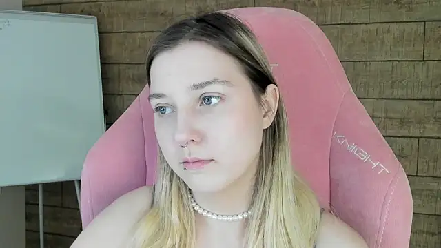 Snapshot of TinnaBurton chatting on 07-15-26, 04:23 TinnaBurton online show from 07-15-26, 04:23