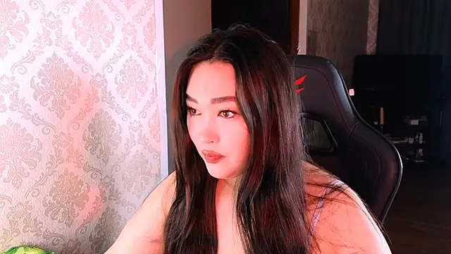 Emma Uilson online show from 12-14-25, 01:22