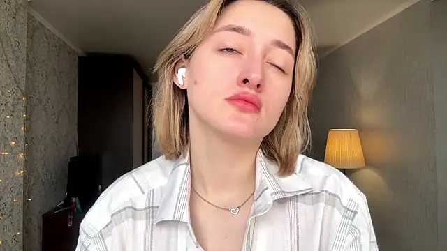 Snapshot of Emily_lyy chatting on 11-21-25, 09:19 Emily lyy online show from 11-21-25, 09:19