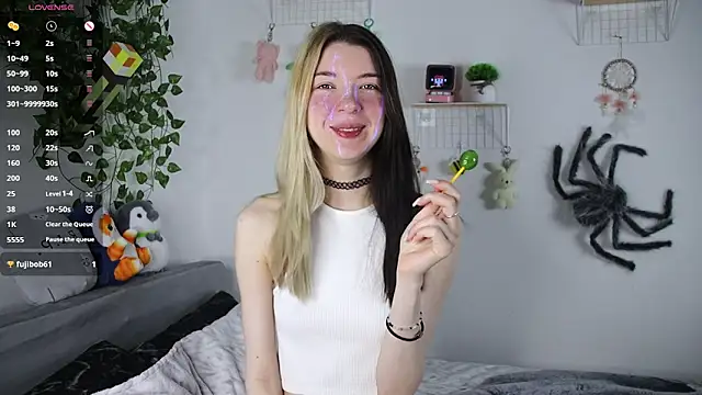 Snapshot of Emmie_shy chatting on 11-19-25, 11:10 Emmie shy online show from 11-19-25, 11:10