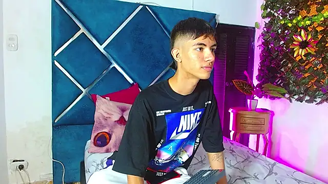 JamesConnor001 online show from 11-17-25, 07:19