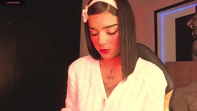 Snapshot of Milu_carbajal_x chatting on 05-15-26, 04:41 Milu carbajal x online show from 05-15-26, 04:41