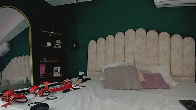 Lilith Russoo online show from 01-17-26, 01:49