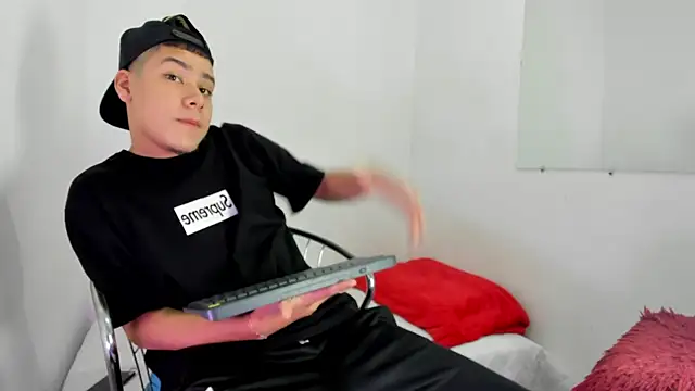 Lucastorrez01 online show from 02-10-26, 10:36