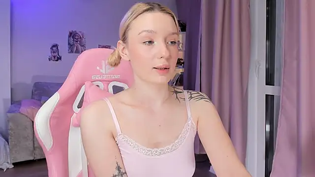 Tiffany Paw online show from 12-17-25, 03:23