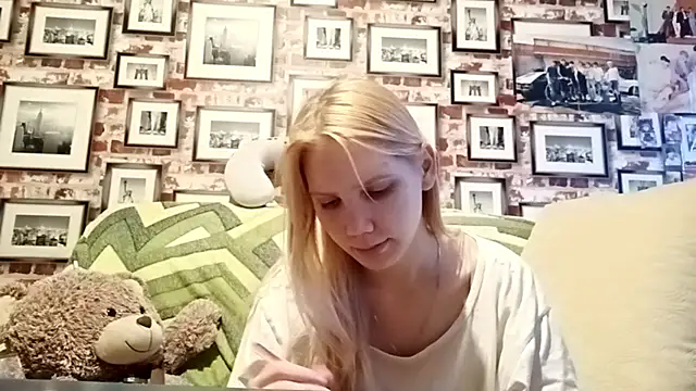 Snapshot of EvieBaggette chatting on 11-18-25, 07:35 EvieBaggette online show from 11-18-25, 07:35