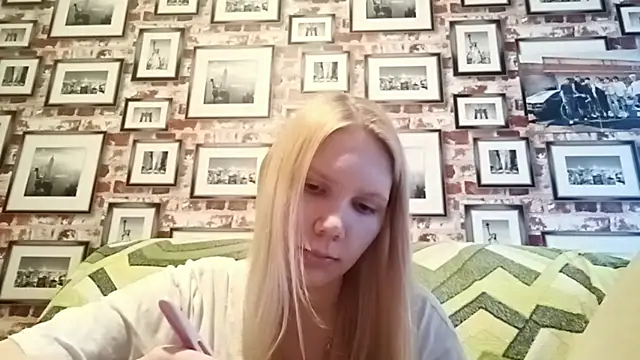 Snapshot of EvieBaggette chatting on 11-20-25, 07:41 EvieBaggette online show from 11-20-25, 07:41