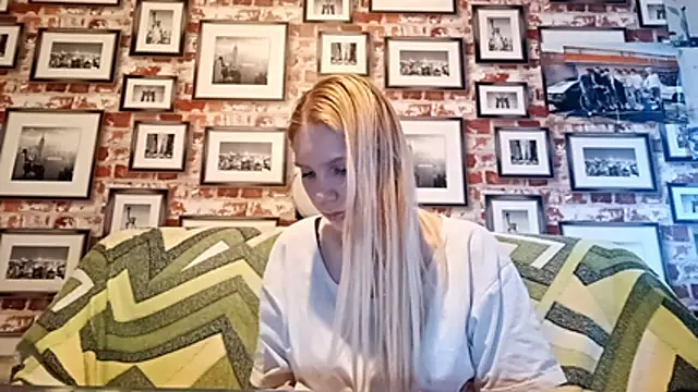 Snapshot of EvieBaggette chatting on 11-24-25, 08:25 EvieBaggette online show from 11-24-25, 08:25