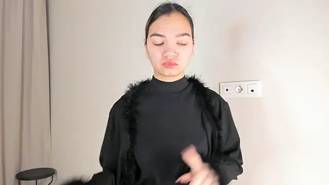 Snapshot of CoreenLuebbers chatting on 11-24-25, 07:52 CoreenLuebbers online show from 11-24-25, 07:52