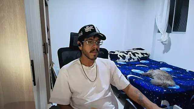 Snapshot of naitt_ chatting on 11-26-25, 04:24 naitt online show from 11-26-25, 04:24