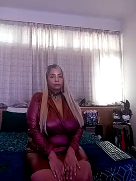 Snapshot of LaReineCleo chatting on 05-11-26, 10:21 LaReineCleo online show from 05-11-26, 10:21