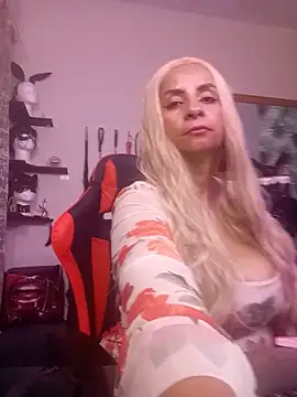 Snapshot of LaReineCleo chatting on 06-10-26, 10:25 LaReineCleo online show from 06-10-26, 10:25