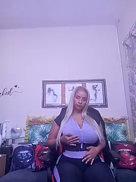 Snapshot of LaReineCleo chatting on 07-09-26, 10:41 LaReineCleo online show from 07-09-26, 10:41