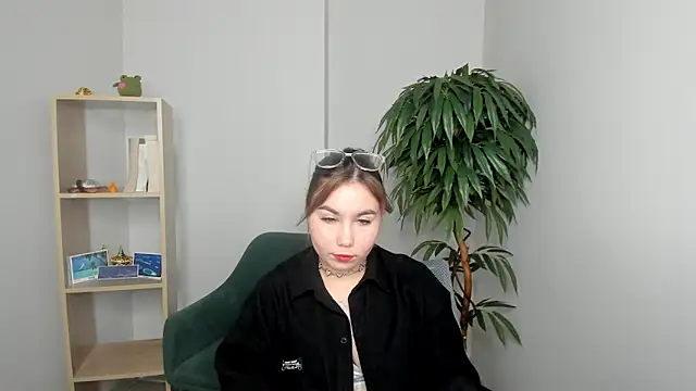 Snapshot of LaneUmanzor chatting on 11-19-25, 10:37 LaneUmanzor online show from 11-19-25, 10:37