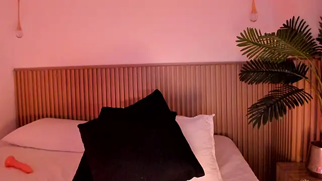 Samantha Sra  online show from 07-18-26, 12:15