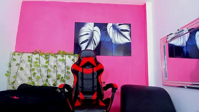 Snapshot of MiaAndTeylor chatting on 11-20-25, 07:24 MiaAndTeylor online show from 11-20-25, 07:24