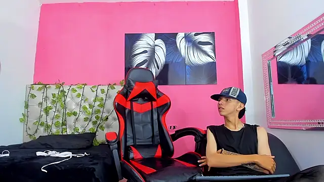 Snapshot of MiaAndTeylor chatting on 11-21-25, 07:34 MiaAndTeylor online show from 11-21-25, 07:34