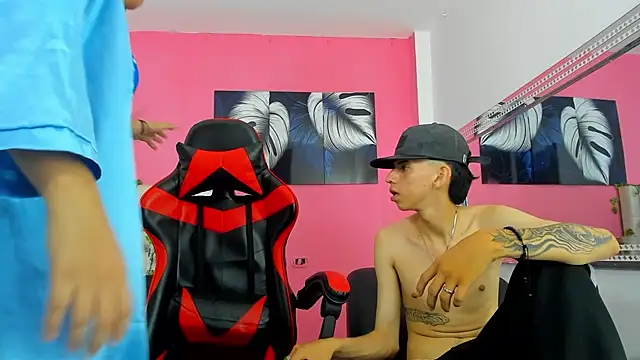 Snapshot of MiaAndTeylor chatting on 11-22-25, 07:24 MiaAndTeylor online show from 11-22-25, 07:24