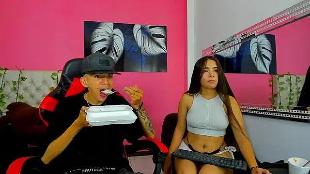 Snapshot of MiaAndTeylor chatting on 11-23-25, 07:35 MiaAndTeylor online show from 11-23-25, 07:35