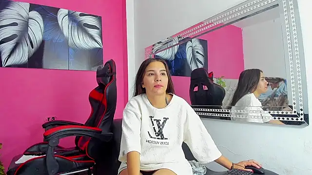 MiaAndTeylor online show from 12-01-25, 08:19