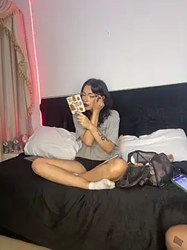 Snapshot of Alice_Dark21 chatting on 11-27-25, 03:52 Alice Dark21 online show from 11-27-25, 03:52