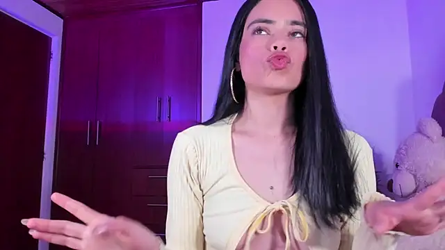 Snapshot of BelleVaal chatting on 11-25-25, 03:39 BelleVaal online show from 11-25-25, 03:39