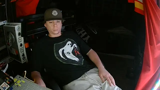 Snapshot of Bowerboi chatting on 11-27-25, 12:29 Bowerboi online show from 11-27-25, 12:29